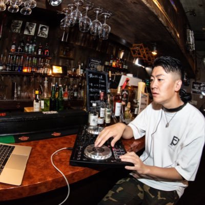DJプレイ中のやどん